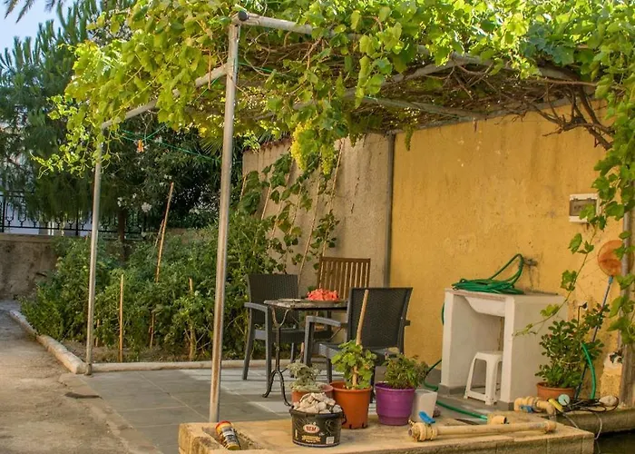 Apartment Garden House Elli 2 Min